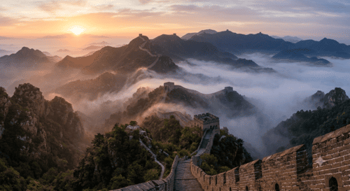 panorámica de la Gran Muralla China perdiéndose entre las montañas con niebla al amanecer.