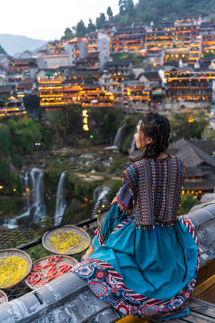 mujer virndo paissaje de la ciudad lijiang